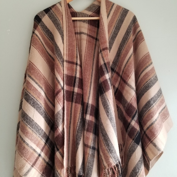 Plaid cape - Picture 8 of 8